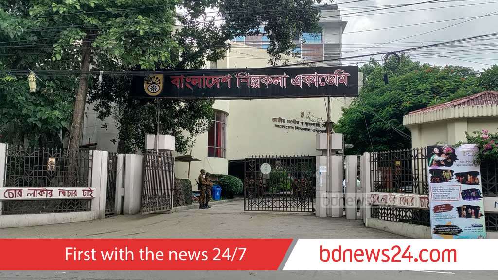 ‘অতিরিক্ত’ সংস্কৃতি ও অস্তিবাদী জিরাফের ব্যক্তিগত গলা