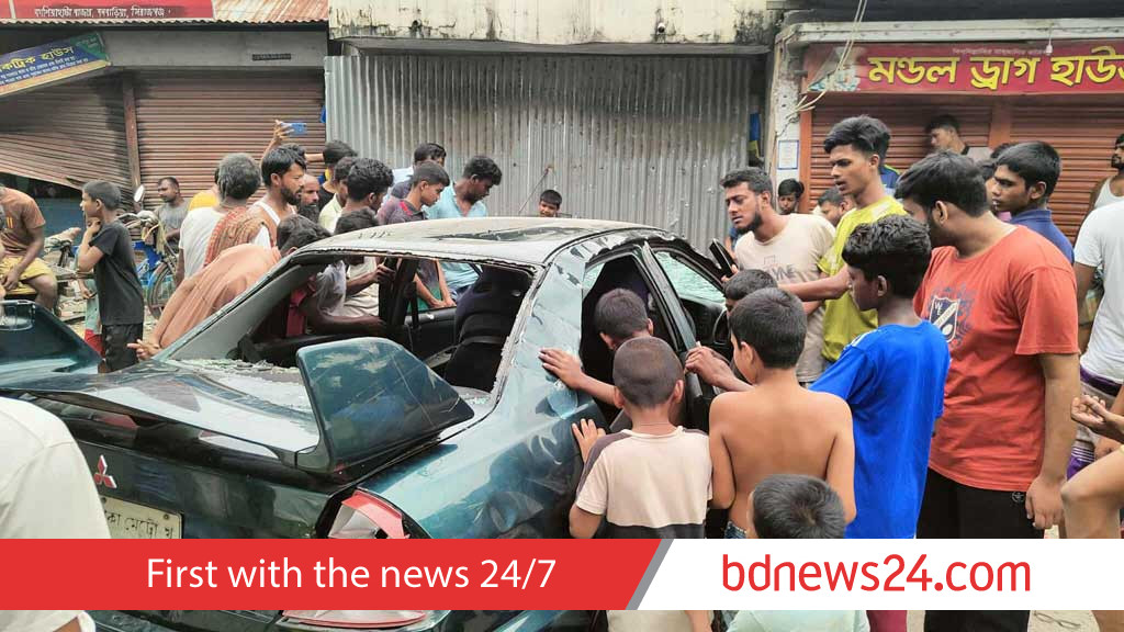 সিরাজগঞ্জে দোকানে প্রাইভেটকারের ধাক্কায় ব্যবসায়ী নিহত, সড়ক অবরোধ