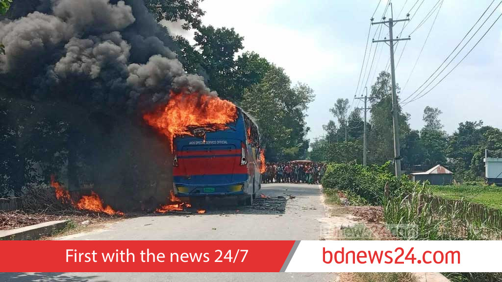 সিরাজগঞ্জে বাস চাপায় কিশোরের মৃত্যু, বাসে অগ্নিসংযোগ