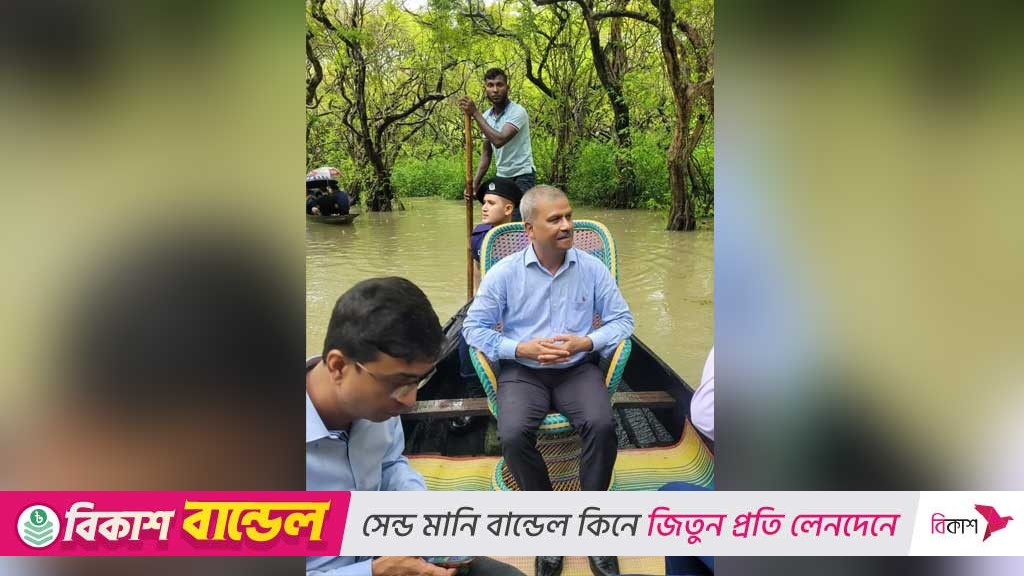 রাতারগুলের সৌন্দর্যে মুগ্ধ আইন উপদেষ্টা, শুনলেন মাঝির গান