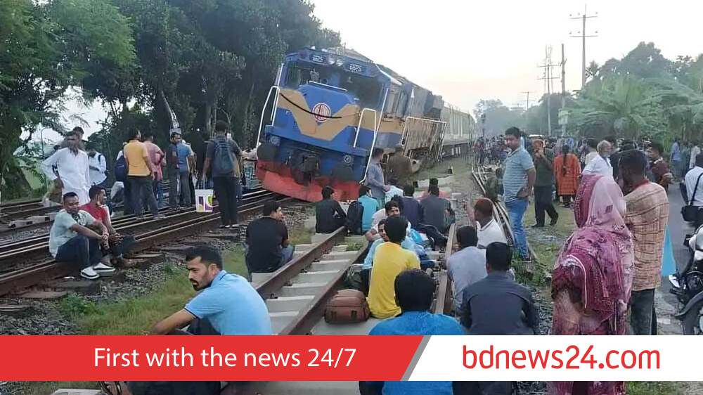 পাবনায় ট্রেন লাইনচ্যুত, উত্তরের সঙ্গে রেল যোগাযোগ বন্ধ