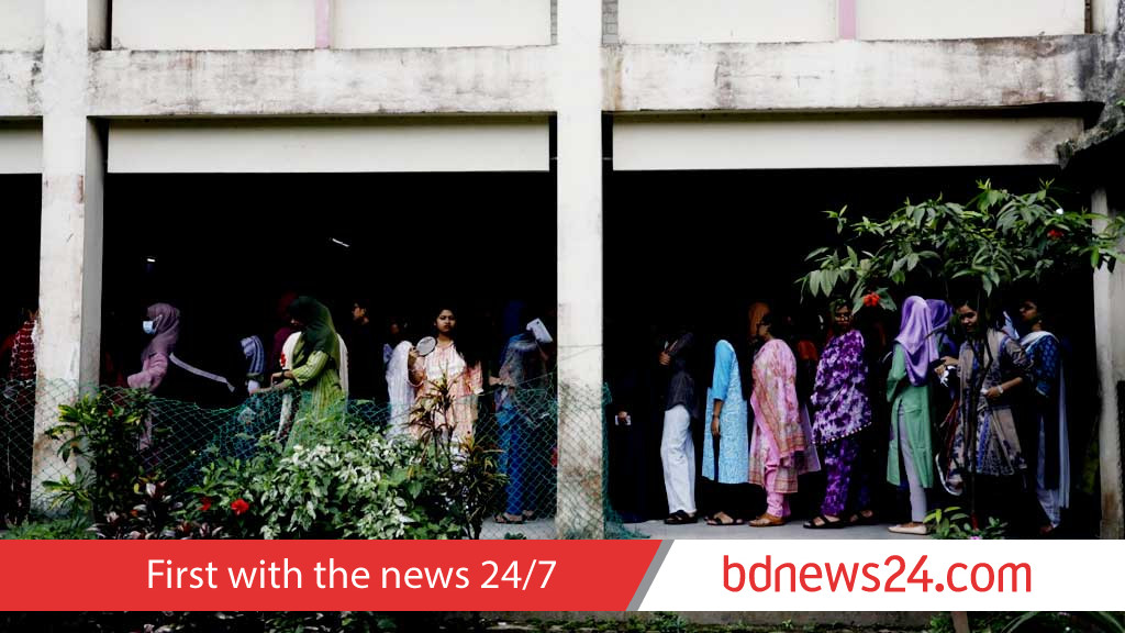 ইউ ল্যাব কেন্দ্র: সাংবাদিক ও পোলিং এজেন্ট ঢুকতে বাধার অভিযোগ