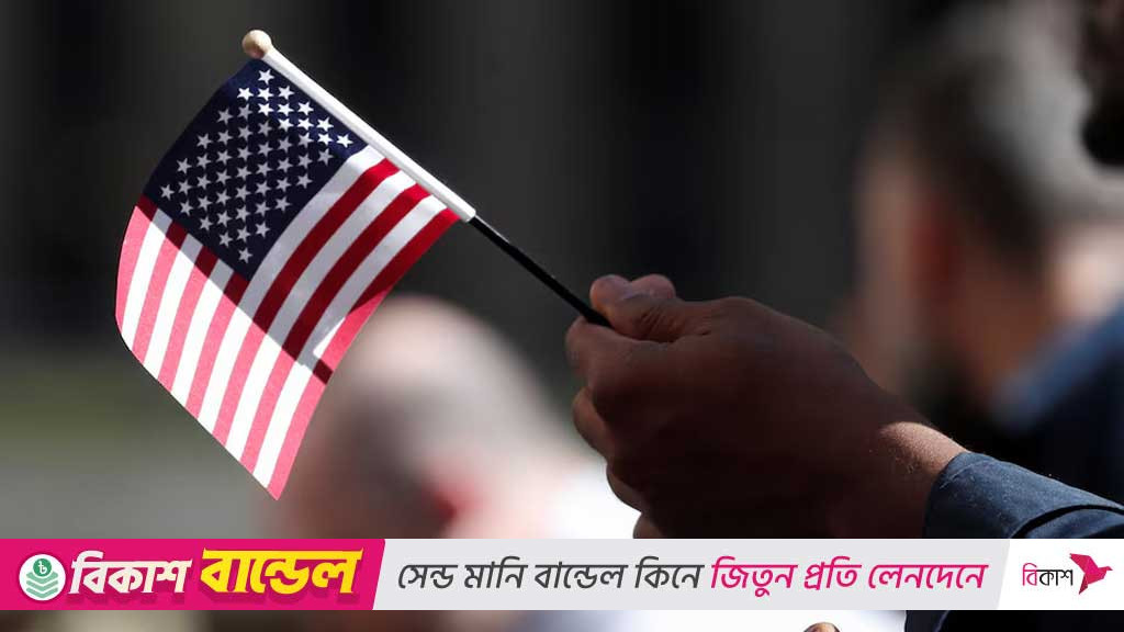 অভিবাসনে খড়্গ: এইচ-১বি ভিসায় বছরে ১ লাখ ডলার ফি বসালেন ট্রাম্প