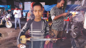 পথে পথে গান গেয়ে সংসার চালায় শিশু রাহুল