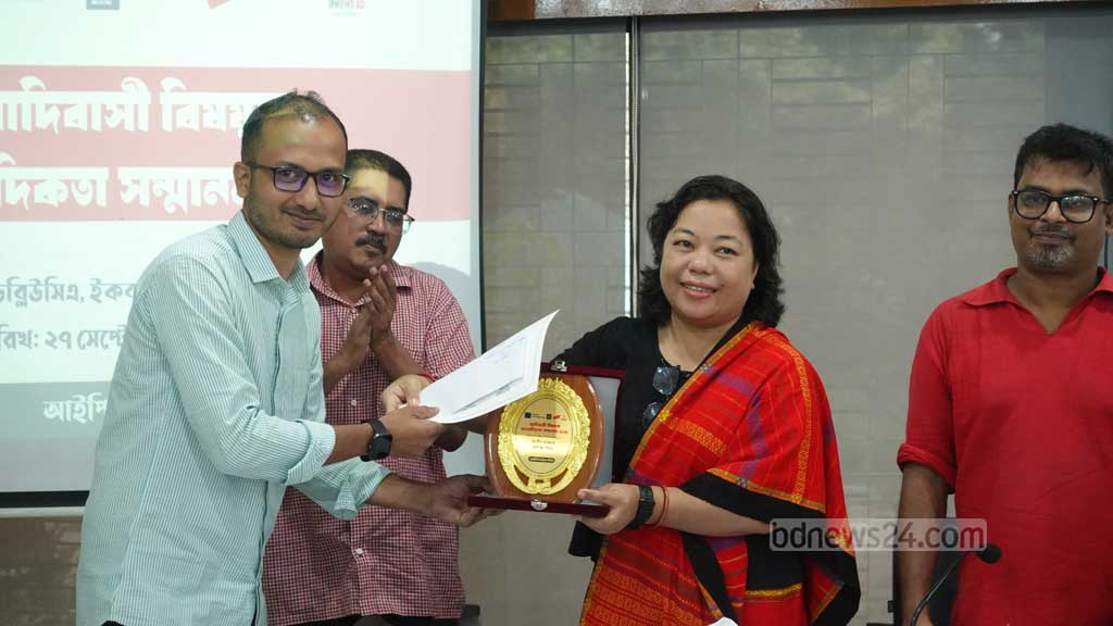 ‘আদিবাসী বিষয়ক সাংবাদিকতা সম্মাননা’ এর দ্বিতীয় পুরস্কার হাতে বিডিনিউজ টোয়েন্টিফোর ডটকমের নিজস্ব প্রতিবেদক প্রশান্ত মিত্র।