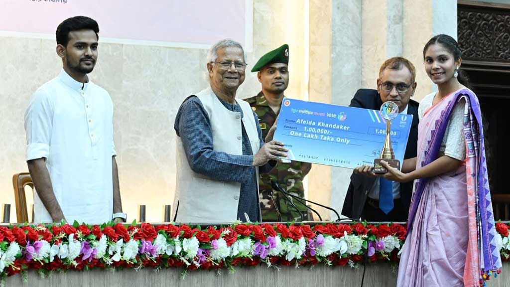 প্রধান উপদেষ্টা ড. মুহাম্মদ ইউনুসের হাত থেকে ‘ইয়ুথ ভলান্টিয়ার অ্যাওয়ার্ড-২০২৫’ নিচ্ছেন বাংলাদেশ জাতীয় নারী ফুটবল দলের অধিনায়ক আফঈদা খন্দকার। ছবি: আফঈদার ফেইসবুক