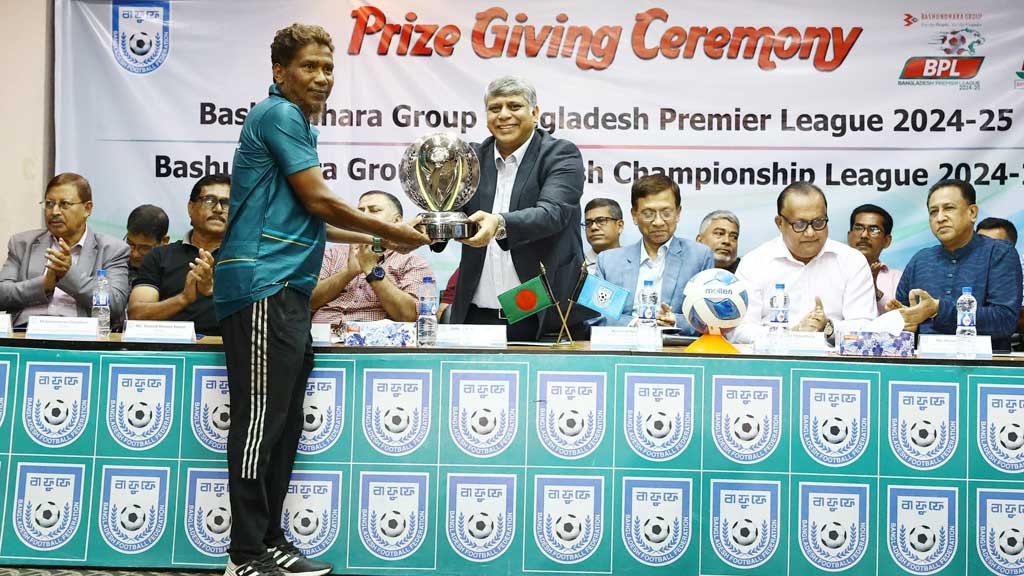 সেরা কোচের পুরস্কার হাতে আলফাজ আহমেদ। ছবি: বাফুফে