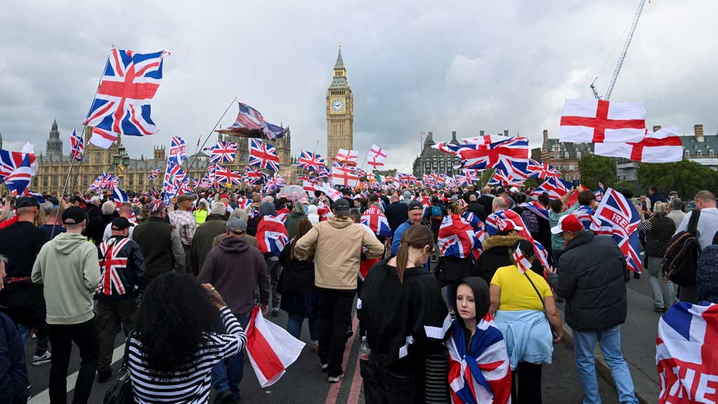 যুক্তরাজ্যের অভিবাসনবিরোধী ও ইসলামবিরোধী ডানপন্থী আন্দোলনকারী টমি রবিনসনের ডাকা প্রতিবাদ আয়োজনে সাড়া দিয়ে লন্ডনের কেন্দ্রীয় অংশের রাস্তাগুলো দিয়ে মিছিল করেছে লাখো বিক্ষোভকারী। ছবি: রয়টার্স
