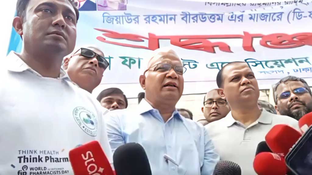 জিয়াউর রহমানের সমাধি প্রাঙ্গণে এজেডএম জাহিদ হোসেন