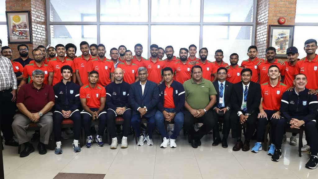 কাঠমাণ্ডুর ত্রিভুবন বিমানবন্দর ছাড়ায় আগে নেপালে বাংলাদেশ দূতাবাসের কর্মকর্তাদের সাথে দলের সবাই। ছবি: বাফুফে