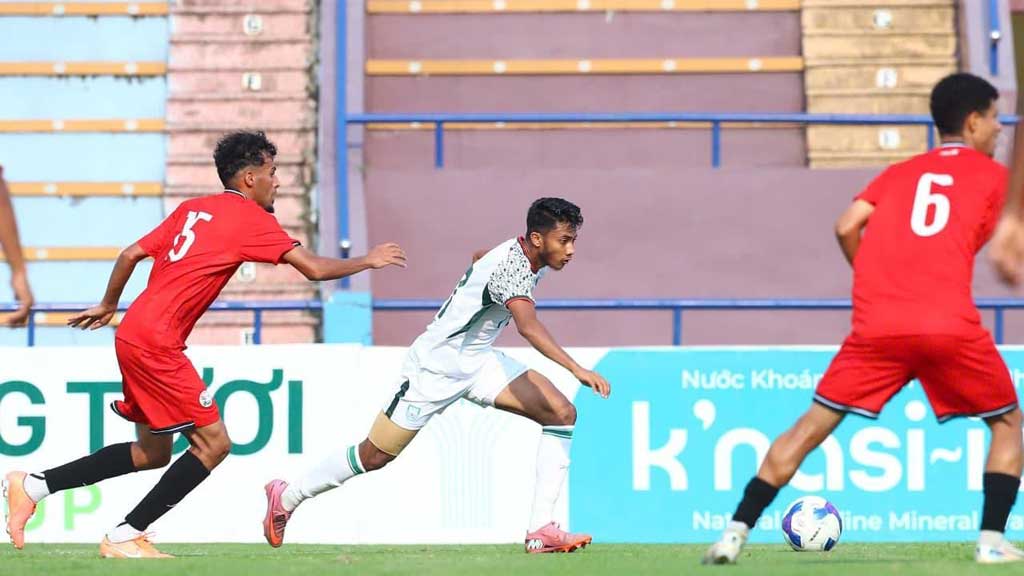 শেষ দিকে এক জন কম নিয়ে হেরেছে বাংলাদেশ। ছবি: বাফুফে