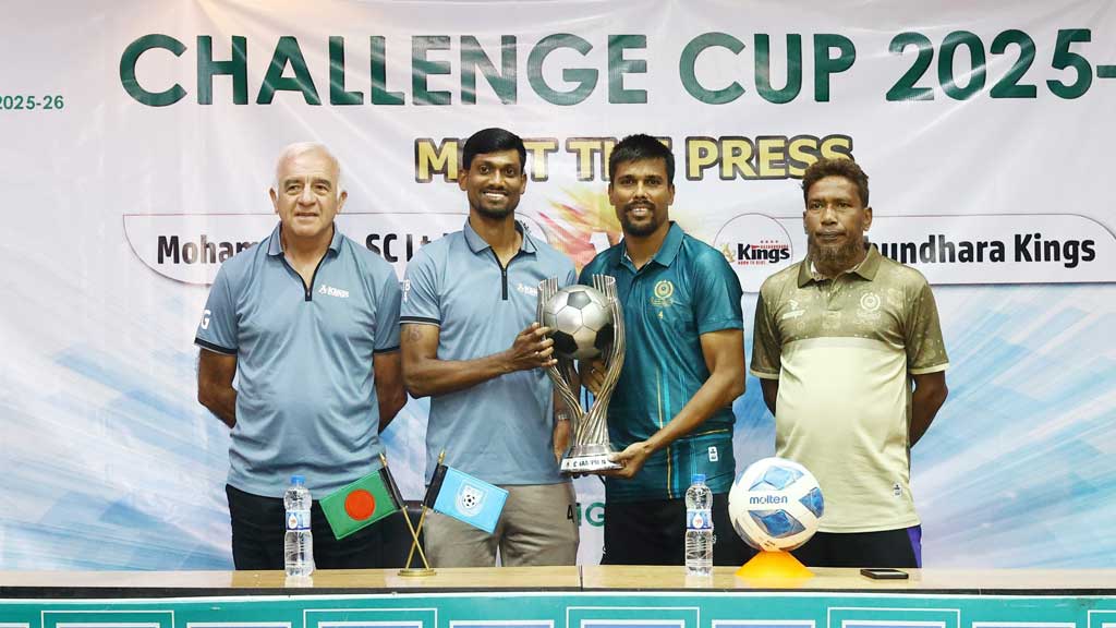 চ্যালেঞ্জ কাপের ট্রফি নিয়ে বসুন্ধরা কিংস ও মোহামেডানের কোচ ও অধিনায়ক। ছবি: বাফুফে