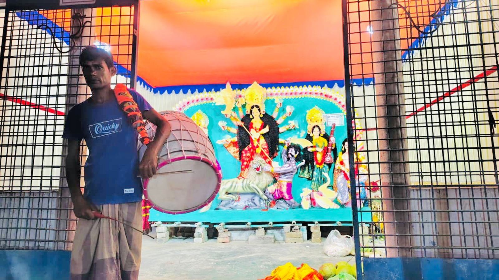 নওগাঁয় মণ্ডপে মণ্ডপে দুর্গোৎসবের আমেজ