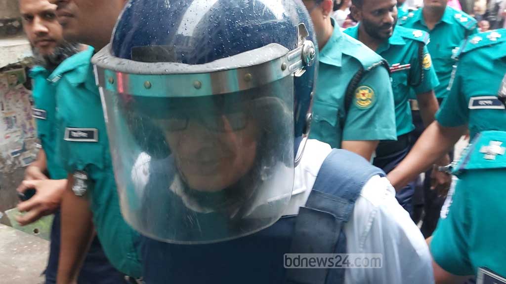 সরকার ‘উৎখাতের ষড়যন্ত্র’: সেই এনায়েত ফের ৫ দিনের রিমান্ডে সরকার ‘উৎখাতের ষড়যন্ত্র’: সেই এনায়েত ফের ৫ দিনের রিমান্ডে