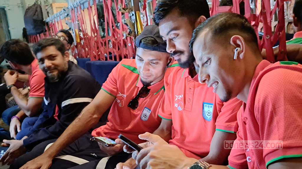 সেলফি তুলে, মোবাইল গেমে ব্যস্ত থেকে সময় কাটিয়েছেন জামাল-ফাহিমরা। ছবি: বিডিনিউজ টোয়েন্টিফোর ডটকম