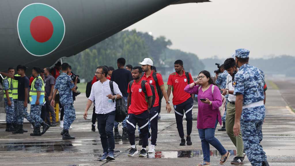 বিমানবাহিনীর কার্গো বিমানে দেশে ফেরার পর ছবিটি তুলে পাঠিয়েছেন শামসুল হক টেংকু ভাই।