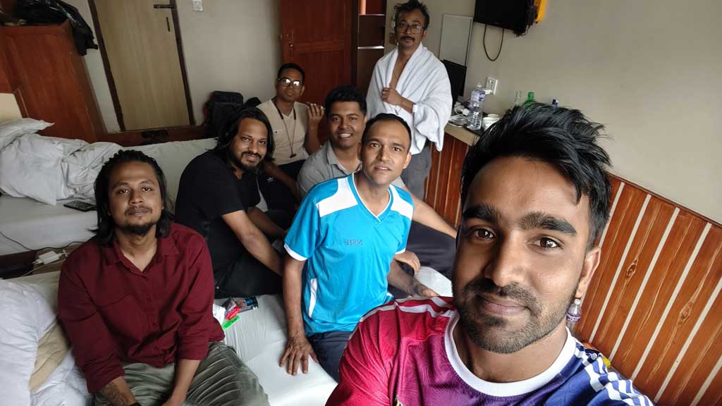উত্তাল সময়ে রুমে এসে খোঁজ নিয়ে গেছেন নেপাল স্পোর্টস জার্নালিস্ট ফোরামের সহ-সভাপতি প্রজ্জ্বল ওলি (নীল-সাদা জার্সি পরিহিত)।