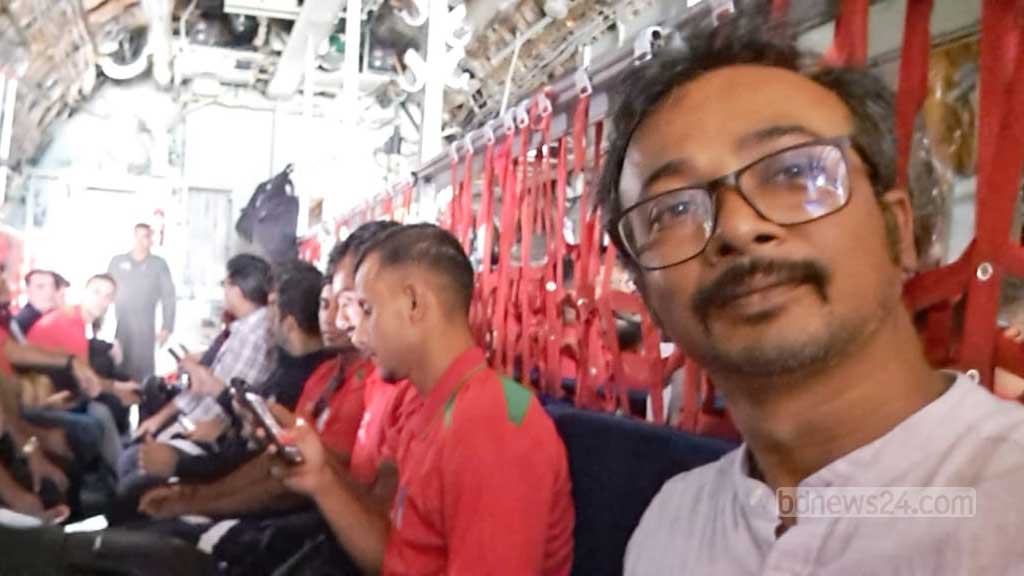কার্গো বিমানে জামাল-ফাহিমদের সাথে ঢাকায় ফেরার পথে। ছবি: বিডিনিউজ টোয়েন্টিফোর ডটকম