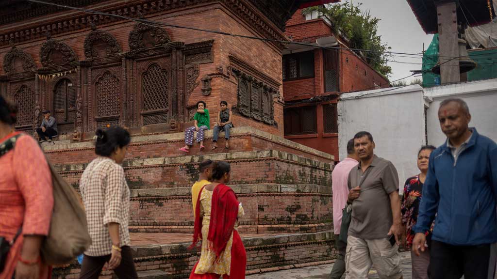 অনিশ্চয়তা ও অস্থিরতা পেরিয়ে ধীরে ধীরে স্বাভাবিক জীবনে ফিরছে নেপাল। ছবি: রয়টার্স 