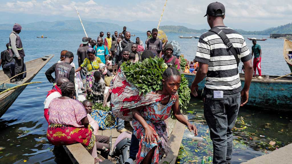 কঙ্গোর পূর্বাঞ্চলে গোমা শহরের কিভু হ্রদের ঘাটে এম২৩ বিদ্রোহী গোষ্ঠীর একজন ট্যাক্স কালেক্টর। ছবি: রয়টার্স 