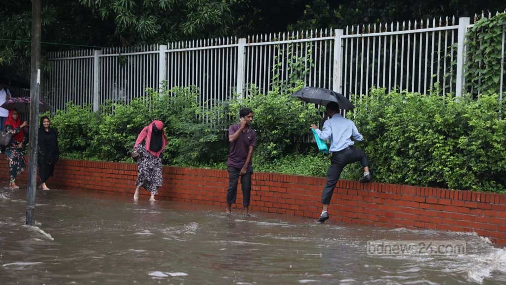 মানিক মিয়া অ্যাভেনিউয়ে হাঁটারও পরিস্থিতি নেই।