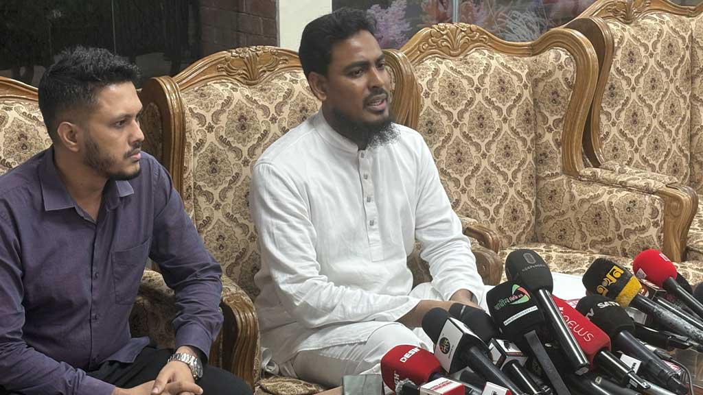 সংবাদ সম্মেলনে এনসিপির সদস্য সচিব আখতার হোসেন।