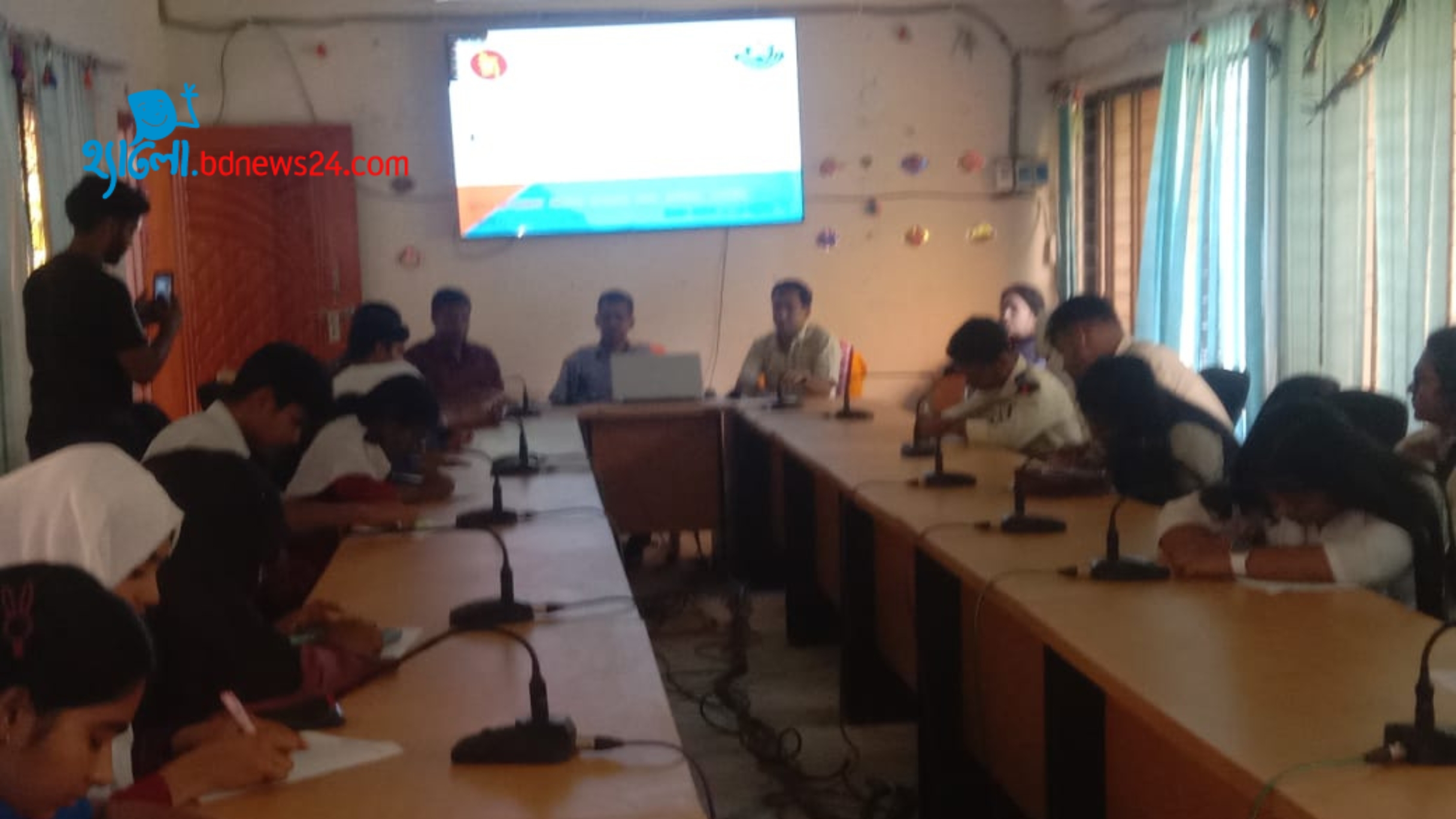 নড়াইলে বিতর্ক ও কুইজ প্রতিযোগিতা