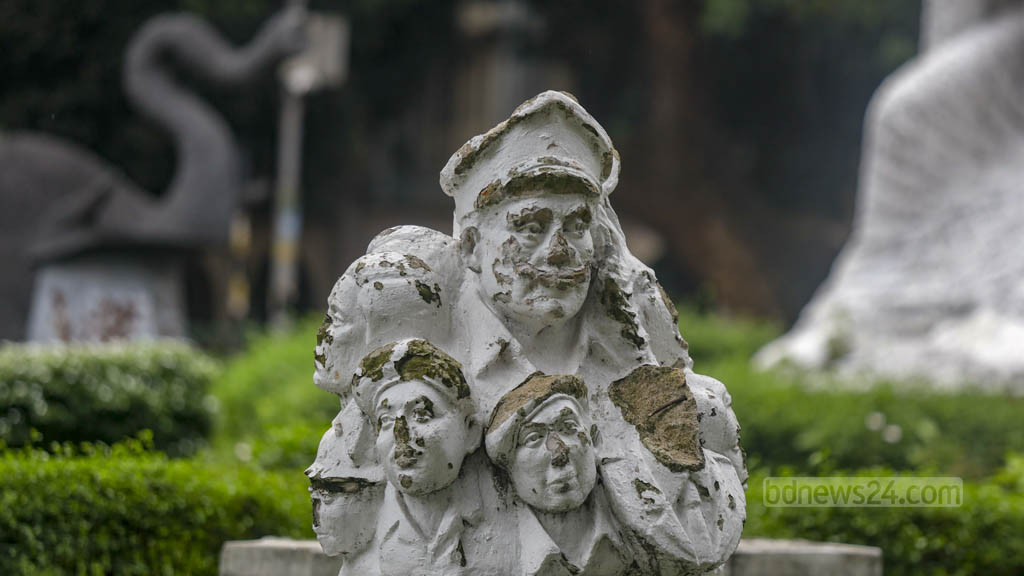 ঢাকা বিশ্ববিদ্যালয়ের ফুলার রোডে ‘স্বাধীনতা সংগ্রাম’ ভাস্কর্যগুলো গত বছরের ৫ অগাস্ট ভেঙে ফেলা হয়। ফাইল ছবি।