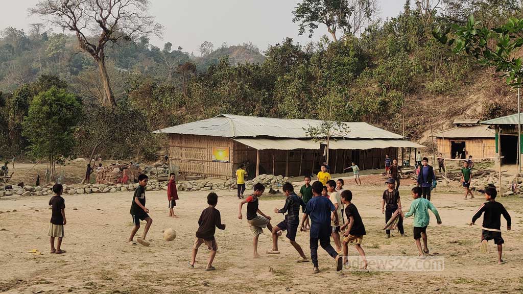 বিকাল হলে হোস্টেলের সামনে ছোট্ট মাঠে খেলাধুলায় মেতে উঠে শিক্ষার্থীরা 