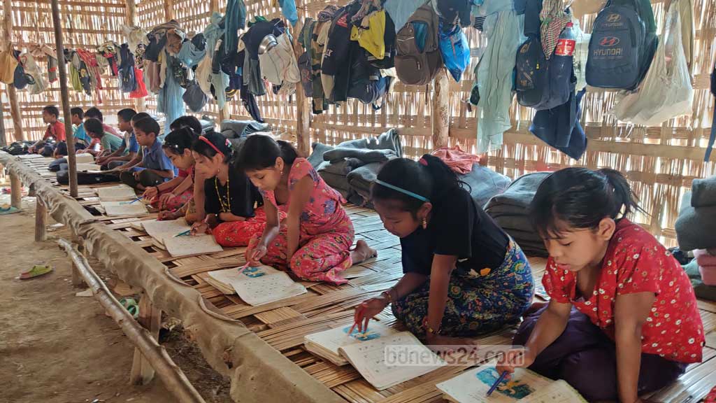 আরেকটি সেমি পাকা ঘরে ত্রিপল বিছিয়ে পড়াশুনা করছে হোস্টেলের শিক্ষার্থীরা।