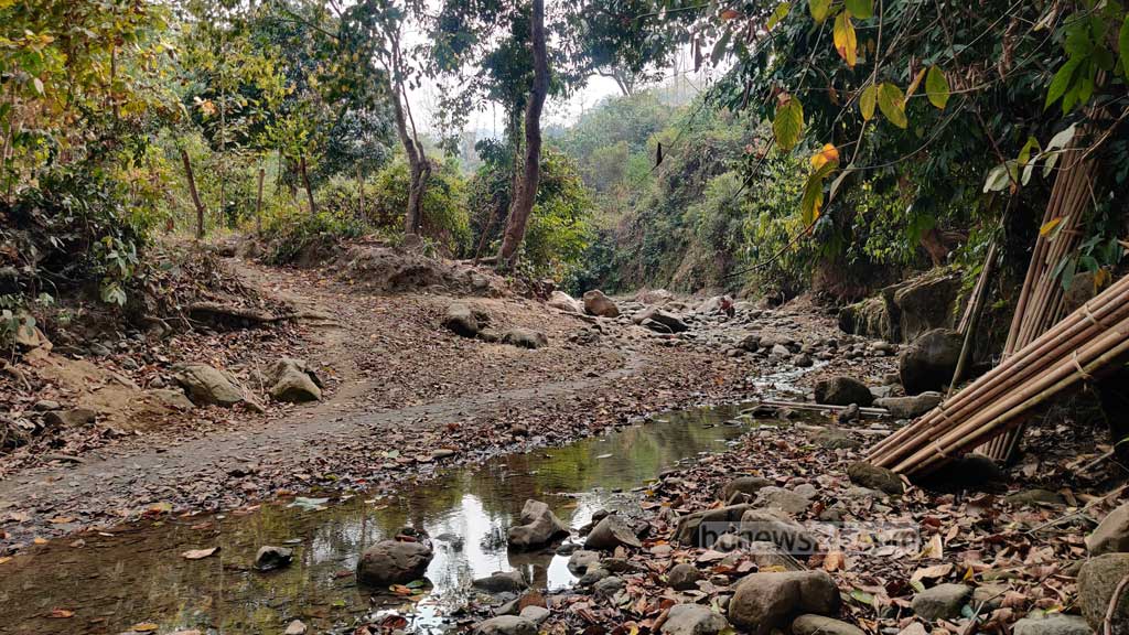 হোস্টেলের পাশে শুকিয়ে যাওয়া ঝিরি। যেখানে পাথর আছে, পানি নেই।তাই পানি সংকটে ভুগছে শিক্ষার্থীসহ পাড়ার বাসিন্দারা। 