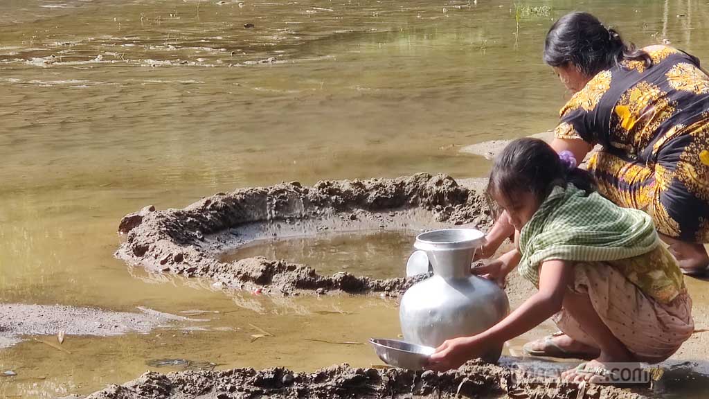 বান্দরবান সদরের সুয়ালক খালের পাশে এভাবে ছোট্ট গর্ত করে চারিদিকে বালু দিয়ে ঘিরে দেওয়া হয়। সামান্য খুঁড়লেই এসব গর্তে নিচ থেকে পানি উঠে আসে। পাহাড়ে এগুলো কুয়া হিসেবে পরিচিত। এমনই একটি কুয়া থেকে খাবারের পানি সংগ্রহ করছেন আমতলী মারমা পাড়ার নারীরা।