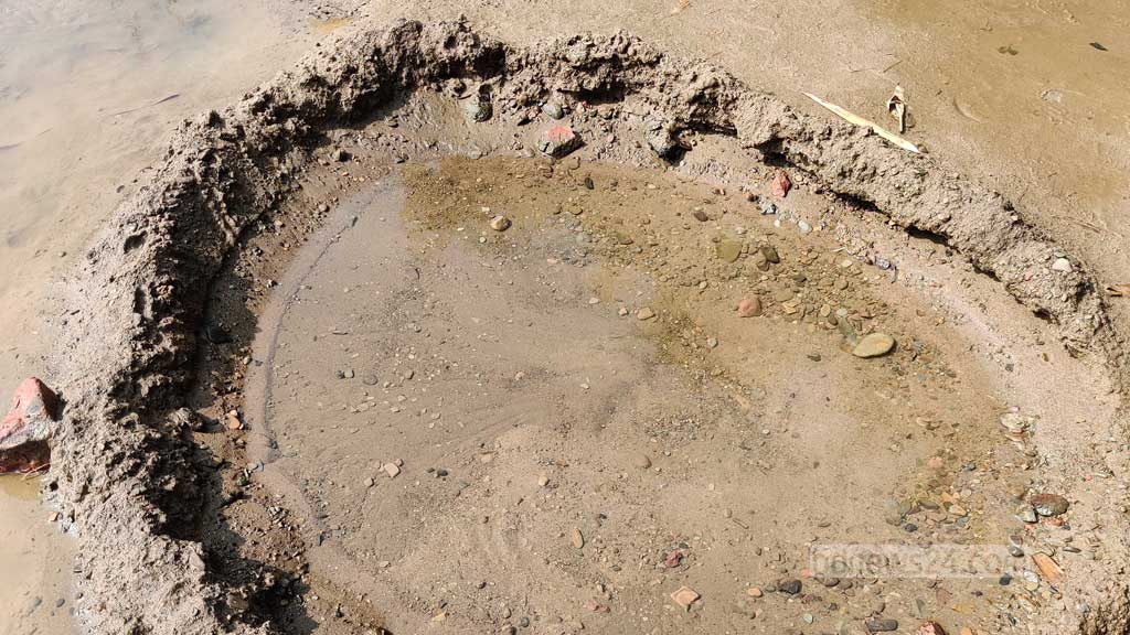 বান্দরবান সদরের সুয়ালক খালের পাশে এভাবে ছোট্ট গর্ত করে চারিদিকে বালু দিয়ে ঘিরে দেওয়া হয়। সামান্য খুঁড়লেই এসব গর্তে নিচ থেকে পানি উঠে আসে। পাহাড়ে এগুলো কুয়া হিসেবে পরিচিত।