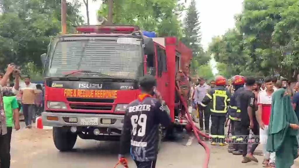 বগুড়ায় খেজুরের গুদামে আগুন