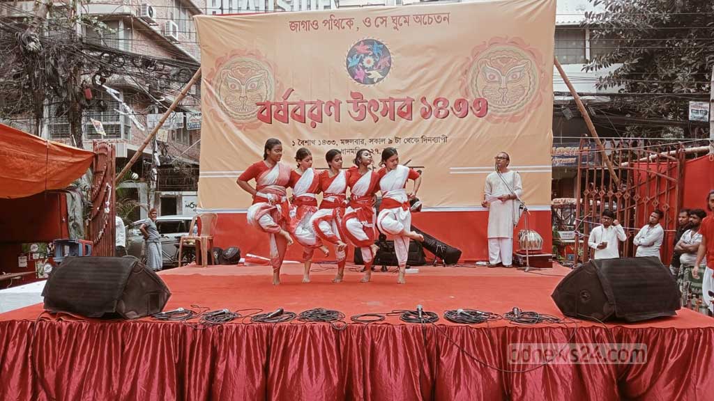 মঙ্গল শোভাযাত্রায় বর্ষবরণ: 'জাগাও পথিকে, ও সে ঘুমে অচেতন'