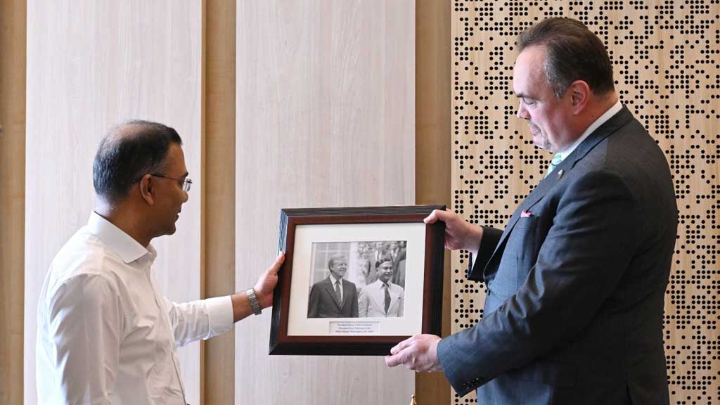 US envoy presents historic photos to PM Tarique