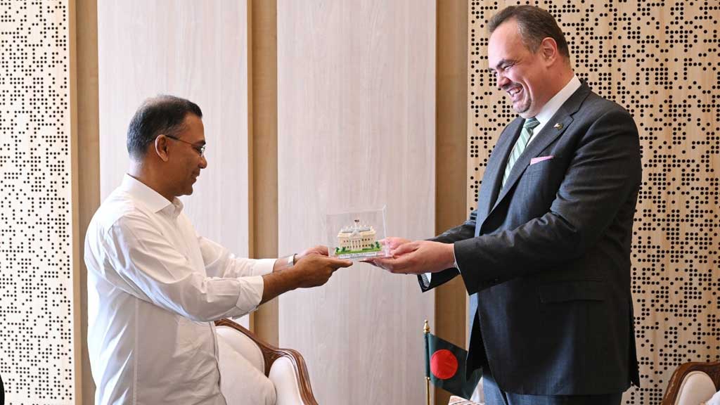 US envoy presents historic photos to PM Tarique