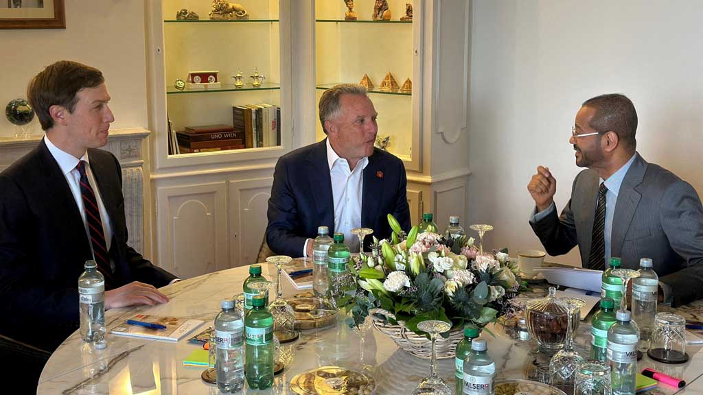 জেনেভায় ইরান ও যুক্তরাষ্ট্রের আলোচনা সামনে রেখে ওমানের পররাষ্ট্রমন্ত্রী সাইয়্যিদ বদর বিন হামাদ আল বুসাইদি, মার্কিন বিশেষ দূত স্টিভ উইটকফ ও ট্রাম্পের জামাতা কুশনারের বৈঠক। ছবি: রয়টার্স।