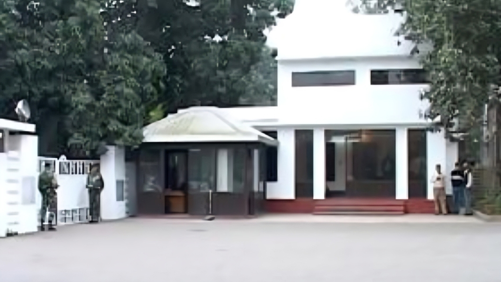 খালেদা জিয়া যখন প্রধানমন্ত্রী ছিলেন, তিনি থাকতেন ঢাকা সেনানিবাসের মঈনুল রোডের ৬ নম্বর বাসায়। শেখ হাসিনার আমলে তাকে ওই বাসা থেকে উৎখাত করা হয়।