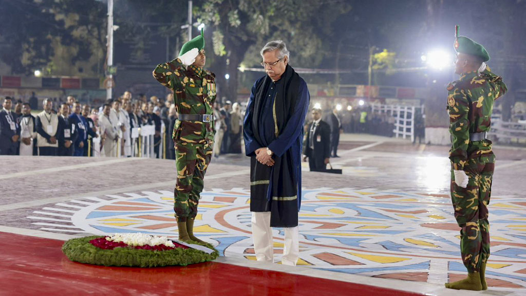 শহীদ দিবস ও আন্তর্জাতিক মাতৃভাষা দিবসের প্রথম প্রহরে কেন্দ্রীয় শহীদ মিনারে ভাষা শহীদদের প্রতি শ্রদ্ধা জানান রাষ্ট্রপতি মো. সাহাবুদ্দিন।