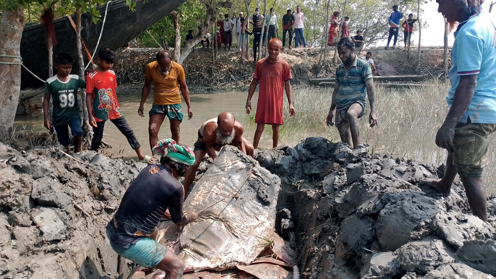 22 fishers held with trawlers in Sundarbans