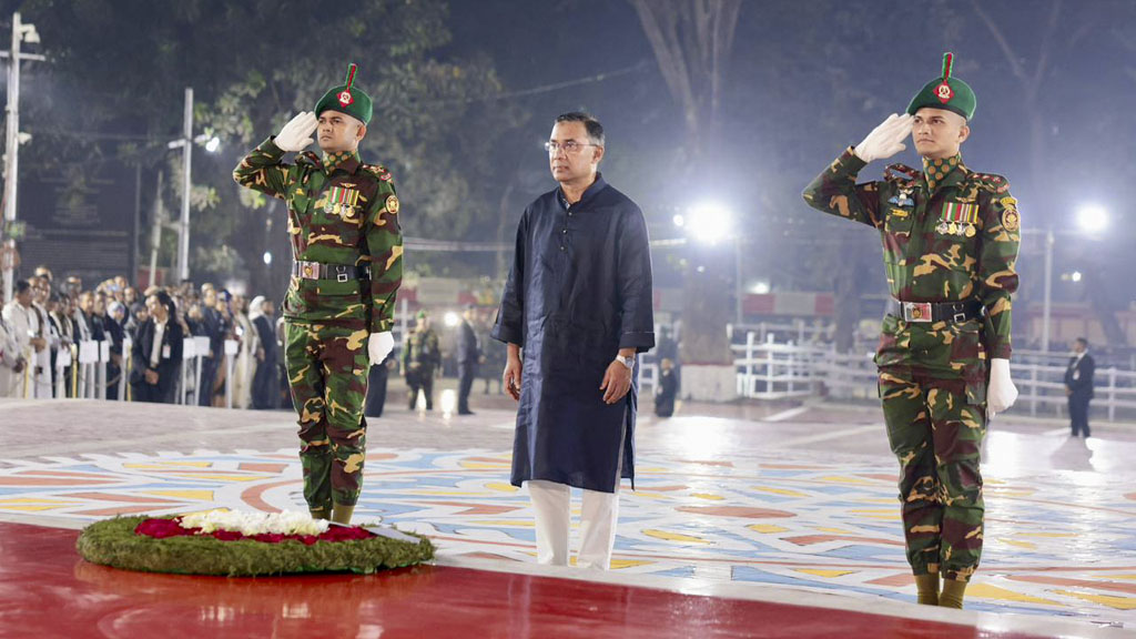 শহীদ দিবস ও আন্তর্জাতিক মাতৃভাষা দিবসের প্রথম প্রহরে কেন্দ্রীয় শহীদ মিনারে ভাষা শহীদদের প্রতি শ্রদ্ধা জানান প্রধানমন্ত্রী তারেক রহমান।