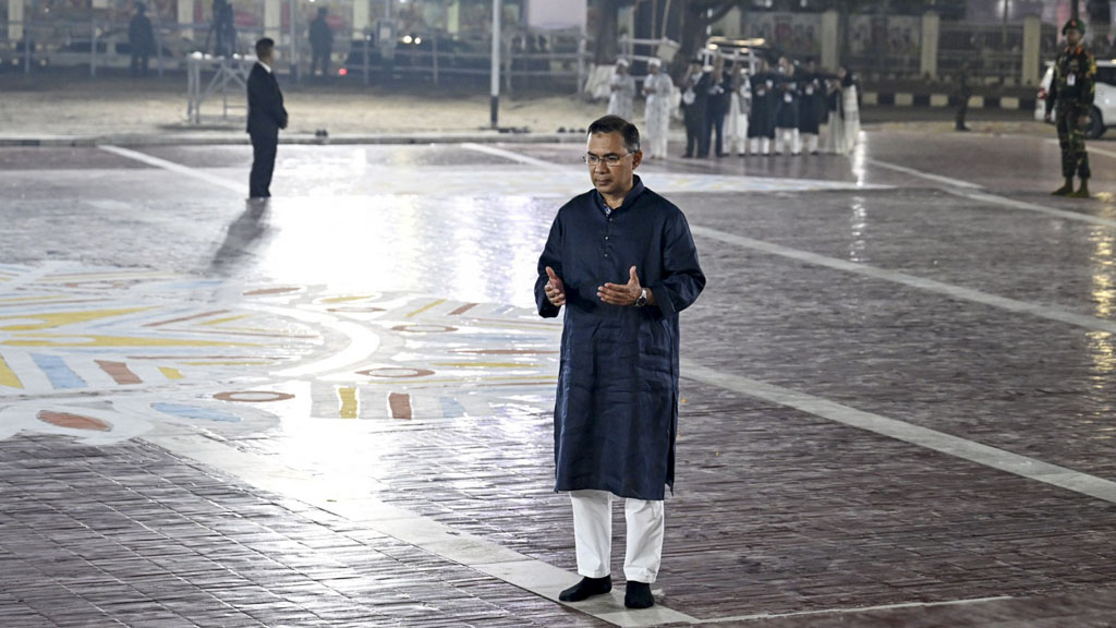 শহীদ দিবস ও আন্তর্জাতিক মাতৃভাষা দিবসের প্রথম প্রহরে কেন্দ্রীয় শহীদ মিনারে ভাষা শহীদদের প্রতি শ্রদ্ধা নিবেদন শেষে তাদের আত্মার মাগফেরাত কামনায় মোনাজাতে অংশ নেন প্রধানমন্ত্রী তারেক রহমান।