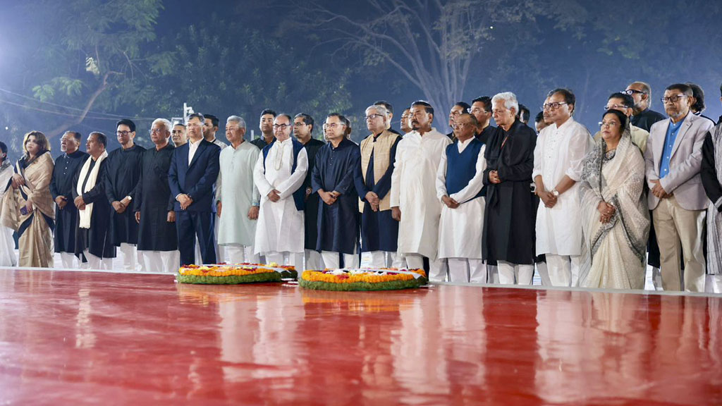 শহীদ দিবস ও আন্তর্জাতিক মাতৃভাষা দিবসের প্রথম প্রহরে কেন্দ্রীয় শহীদ মিনারে মন্ত্রিসভার সদস্যদের সঙ্গে নিয়ে ভাষা শহীদদের প্রতি শ্রদ্ধা জানান প্রধানমন্ত্রী তারেক রহমান।