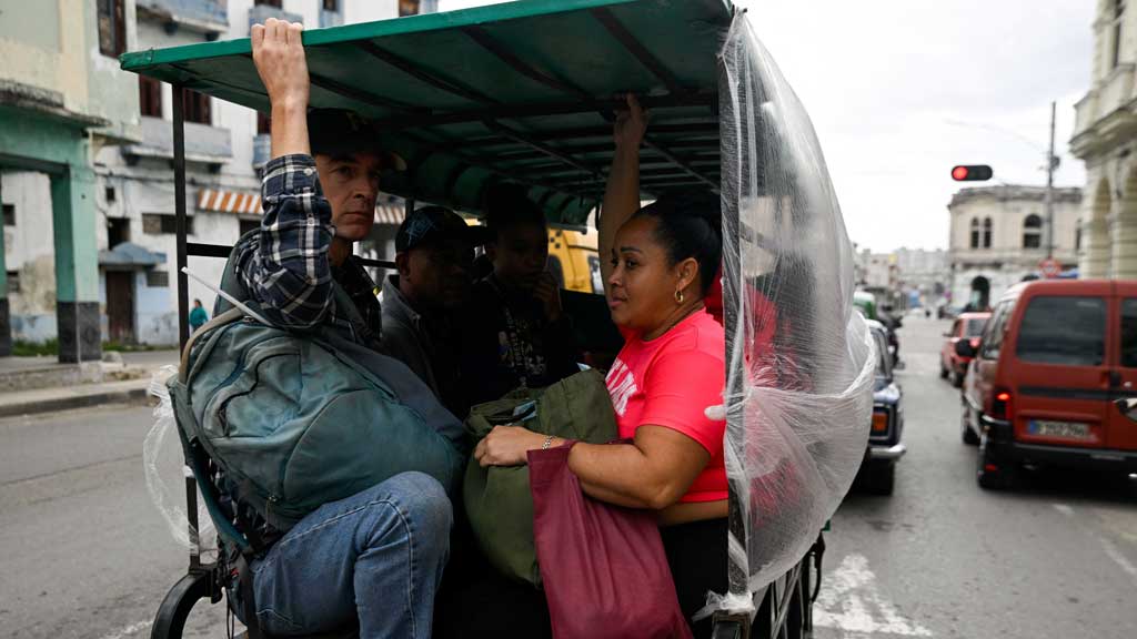 কিউবার মানুষের বড় ভরসা হয়ে দাঁড়িয়েছে সরকারিভাবে পরিচালিত রিকশা ধরনের বৈদ্যুতিক ত্রিচক্রযান। ছবি: রয়টার্স