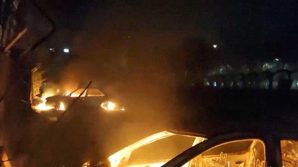 রাস্তায় গাড়ি আগুন জ্বলছে। ছবি: রয়টার্স