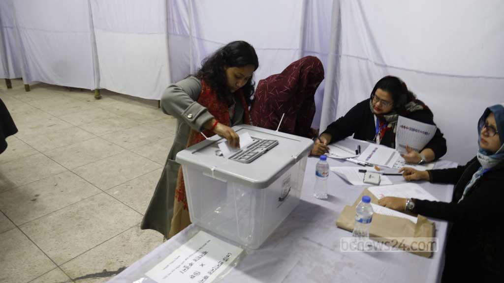 প্রথমবার শিক্ষার্থী সংসদ নির্বাচনে ভোট দিচ্ছে জগন্নাথ বিশ্ববিদ্যা