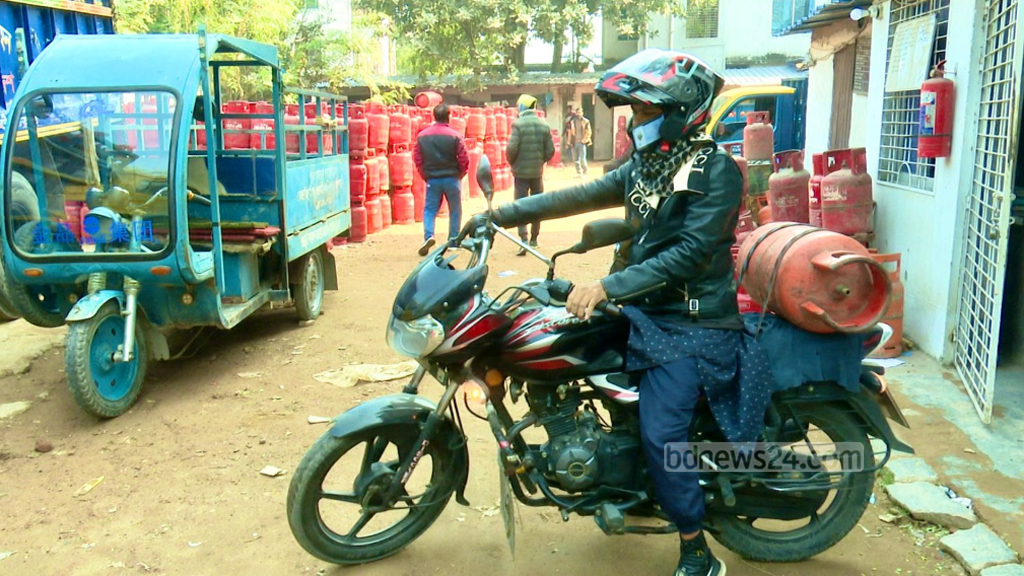 সরকারি দরে লাফের পর আরও পকেট কাটছে এলপিজি