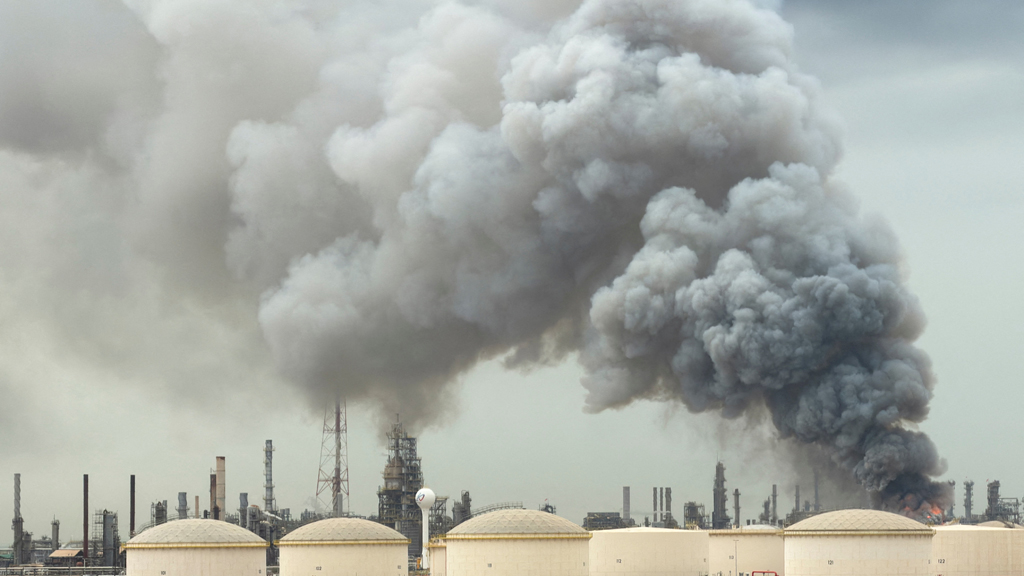 ইরানি হামলার পর বাহরাইনের বাপকো তেল শোধনাগার থেকে ধোঁয়া উড়ছে। ছবি: রয়টার্স