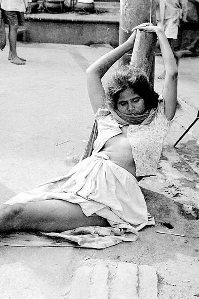 নির্যাতিতা, বাংলাদেশ কৃষি বিশ্ববিদ্যালয়, ময়মনসিংহ, ১১ ডিসেম্বর, ১৯৭১। আলোকচিত্র: নাইব উদ্দিন আহমেদ